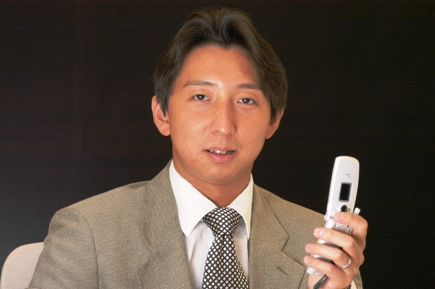 営業支援Accept代表取締役　赤嶺哲也“></figure>
<p>営業支援Accept代表取締役　赤嶺哲也（30代前半の頃）</p>
<p>本記事を読んでいる方の中には「髪型に気を付けた方が良いのは分かるけど、そうは言っても好きな髪型にしたい」「髪型で営業成績が変わるわけじゃない」とお思いの方もいると思います。</p>
<p>まずは、髪型がどれだけ大事なのかをお伝えします。</p>
<h3>1.髪型も、営業成績に影響する</h3>
<p>結論からいうと、髪型も営業の成績に影響する一つです。「髪型を変えるだけで売り上げが上がる」なんて信じられないかもしれませんが、本当に上がることもあるのです。</p>
<p>これは私個人だけの経験談ではありません。営業支援の会社として多くの人を指導した中で、しっかり成績を上げていく人は「髪型が整っている」人でした。</p>
<p>営業成績が良い人は、清涼感・清潔感のある髪型をしています。</p>
<p>心理学名誉教授アルバート・メラビアンが提唱した「メラビアンの法則」によると、相手の心理に影響を与える一番の情報は「視覚情報」だそうです。視覚情報の中で、顔周りである髪型は最も重要です。</p>
<p>【メラビアンの法則】</p>
<figure class=