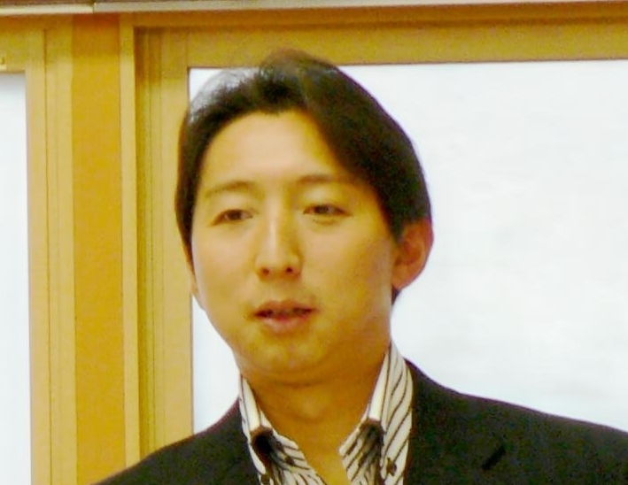 営業支援Accept代表取締役　赤嶺哲也“></figure>
<p>営業支援Accept代表取締役　赤嶺哲也</p>
<p>髪型は、営業パーソンにとって相手の印象を良くするための大事なポイントです。</p>
<p>なぜ相手の印象を良くする必要があるのかといえば、やはり印象の良い営業でなければ顧客の信頼を得られず、売れないからです。</p>
<p>「初対面で好印象を与える」スーパー営業なら、どんな高額商品でもバンバン売ることができます。</p>
<p>営業支援Accept（アクセプト）では、対面営業で「月間成約率94.2％」という実績から培った「体系化された商談ステップ」があります。このノウハウは顧客の心を掴むところから始まっています。</p>
<p>まずは下記の無料レポートを読んで、顧客の心を掴むスキルを感じてください。</p>
<p>＼この記事を読んだ人だけに公開／</p>
<figure class=
