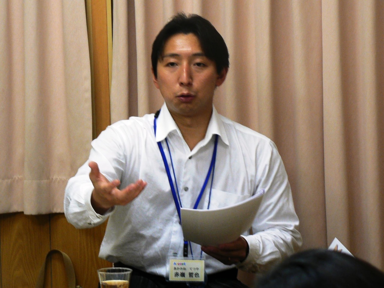営業支援Accept代表取締役　赤嶺哲也“></figure>
<p>営業支援Accept代表取締役　赤嶺哲也</p>
<p>30代になると「自分の鉄板の髪型」が決まってくるのではないでしょうか。私は30代以降、髪型を変えたことがありません。少しずつでもよいので「一番相手の反応が良かった髪型」を探してみてください。</p>
<h3>40代</h3>
<p>40代ともなると、髪質が変わってきます。営業のための髪型というより、髪質に合わせた髪型探しが重要になります。薄毛に悩んでいる人は、トップをふんわりさせたり、ワックスでしっかり固めたり、思い切って坊主にしたりと、変化させてみましょう。</p>
<h2>7.どんな髪型でも「初対面で好印象を与える」スーパー営業</h2>
<figure class=